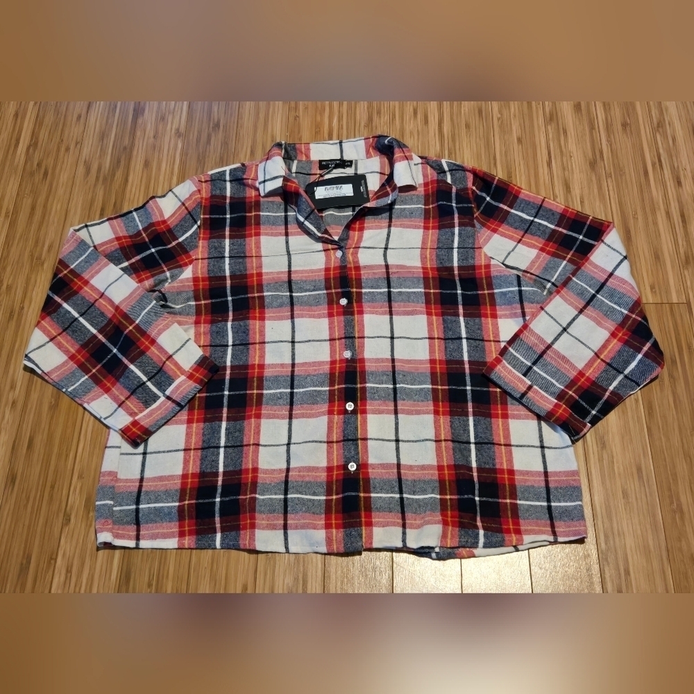 đ NWT Pretty Little Thing Plaid Shirt